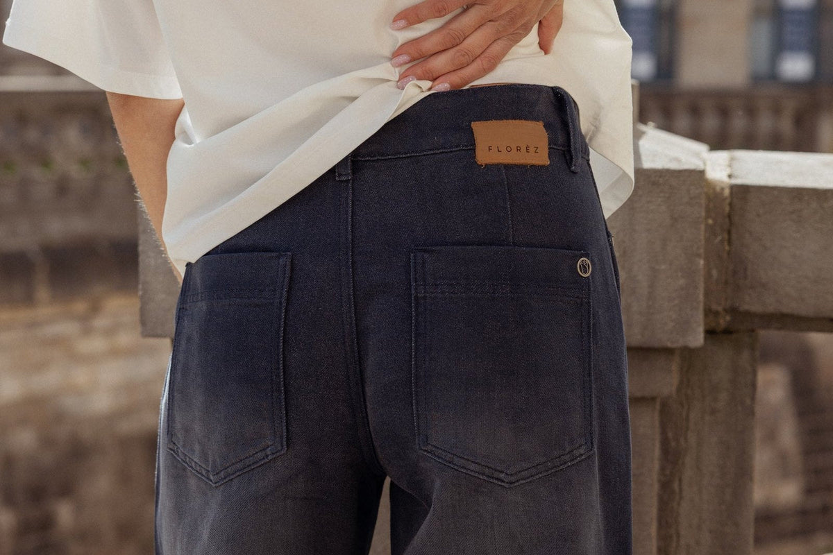 Achterkant van een Florèz barrel jeans