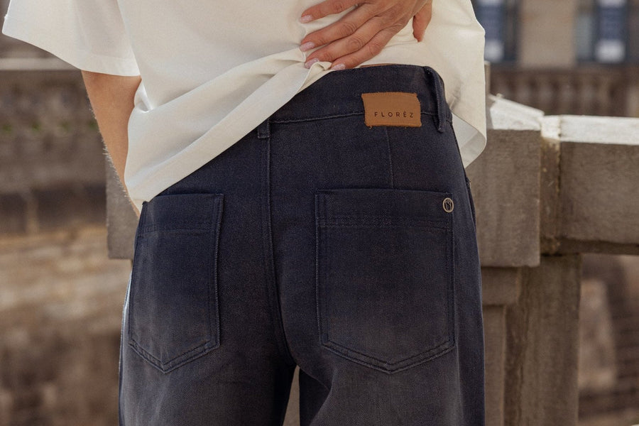 Achterkant van een Florèz barrel jeans