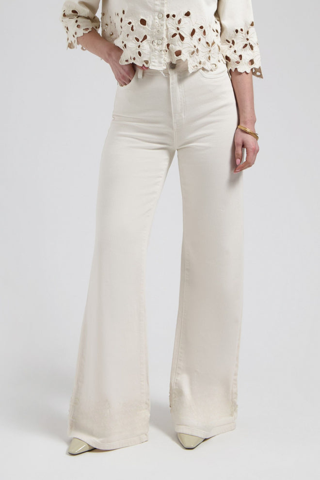 Ana Flared Soft white met wijduitlopende pijpen