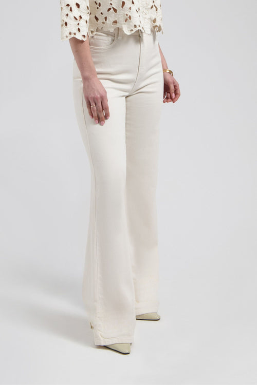 Ana Flared Soft white met wijduitlopende pijpen
