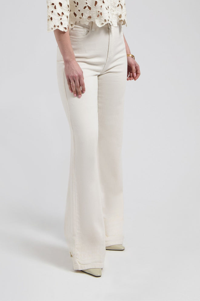 Ana Flared Soft white met wijduitlopende pijpen