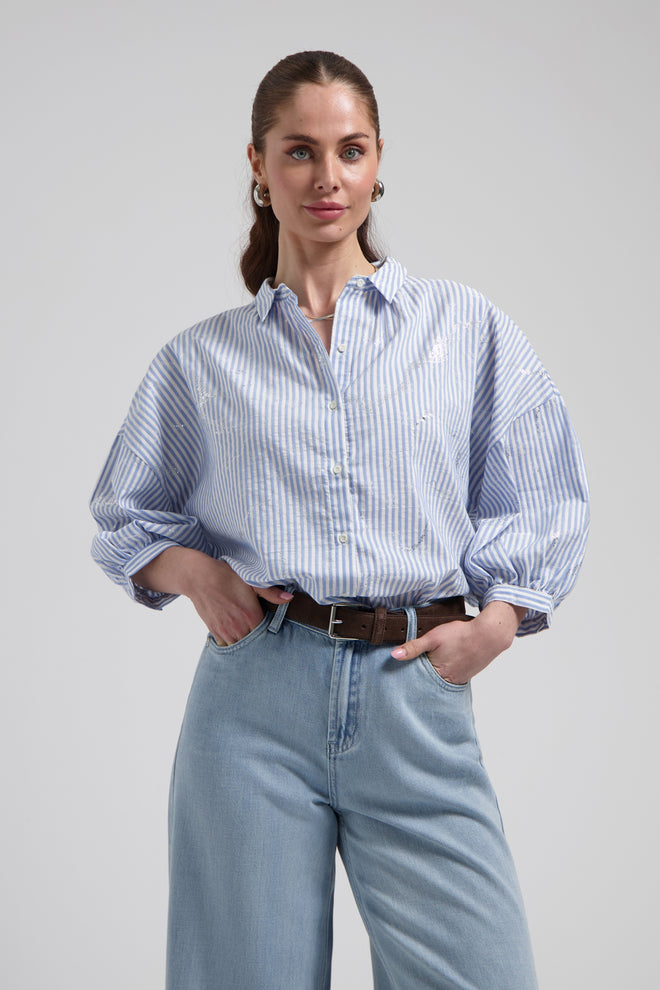 Cath blouse Blue Striped met driekwart mouwen met zilverkleurige, glimmende details