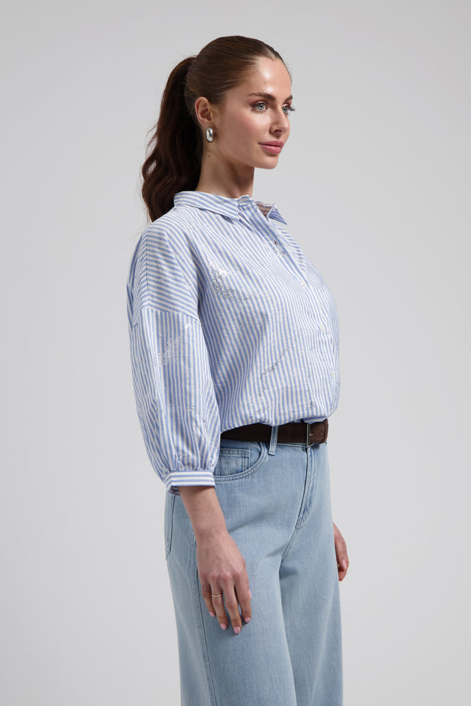 Cath blouse Blue Striped met driekwart mouwen met zilverkleurige, glimmende details