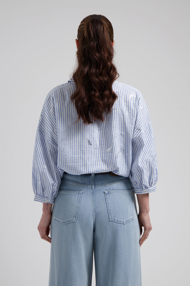 Cath blouse Blue Striped met driekwart mouwen met zilverkleurige, glimmende details