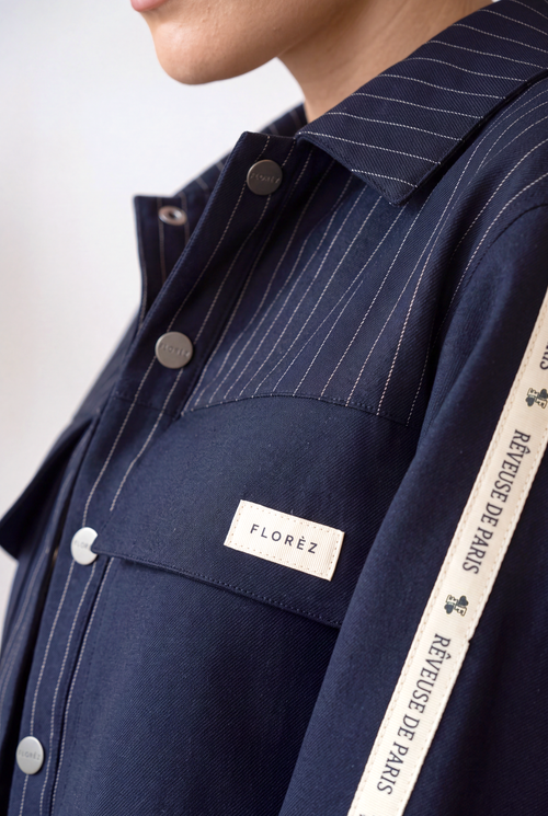 Donkerblauwe jas met krijtstreep print en tape detail op zijkanten en mouwen