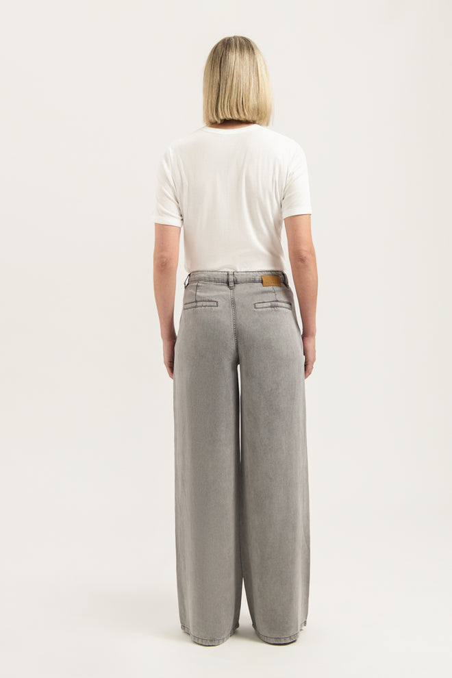 Gina Loose | Lazy Grey