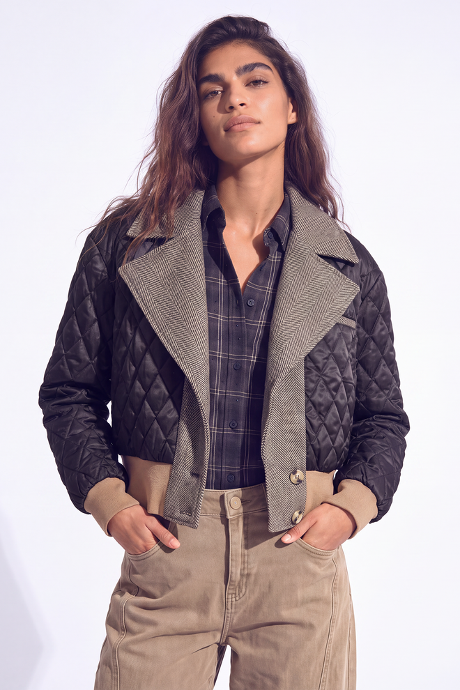 Maggy jacket black cropped fit met herringbone detail bij kraag en knoopdetail