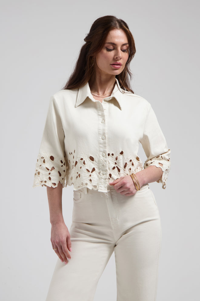 Ruby blouse Soft white opengewerkte onderkant en mouwen met bloemenprint