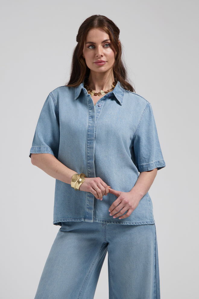 Sylena blouse Mid Blue Oversized fit denim blouse met knoopsluiting en kraag