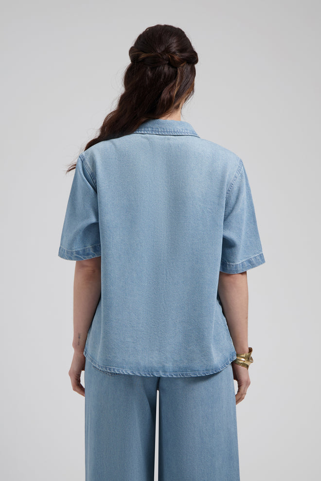 Sylena blouse Mid Blue Oversized fit denim blouse met knoopsluiting en kraag