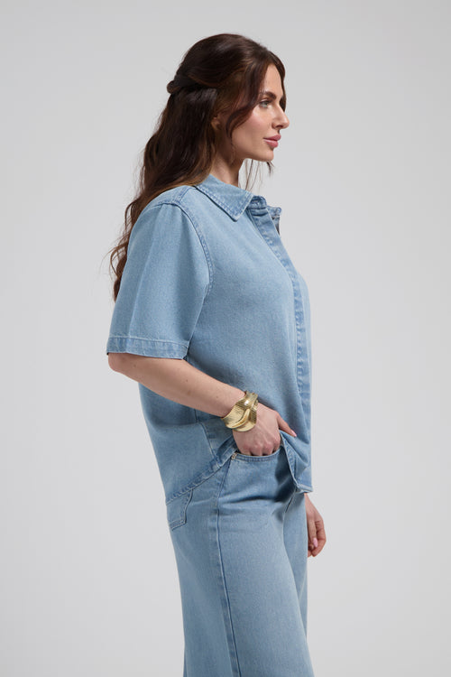 Sylena blouse Mid Blue Oversized fit denim blouse met knoopsluiting en kraag