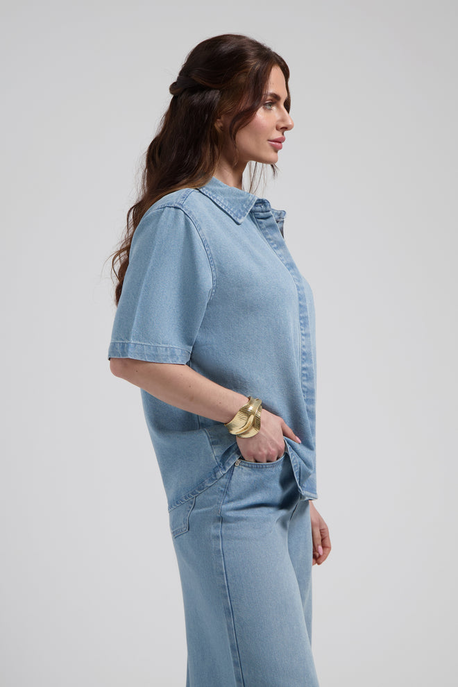 Sylena blouse Mid Blue Oversized fit denim blouse met knoopsluiting en kraag