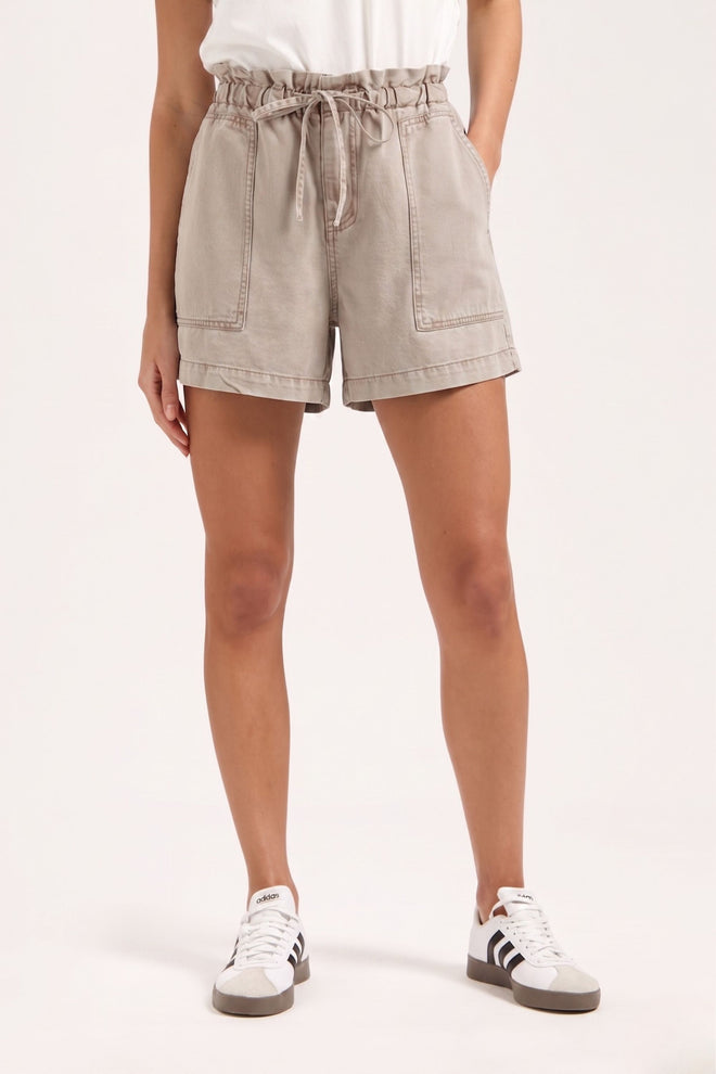 Will Short Urban Taupe korte bermuda met geplooide taille en strikdetail
