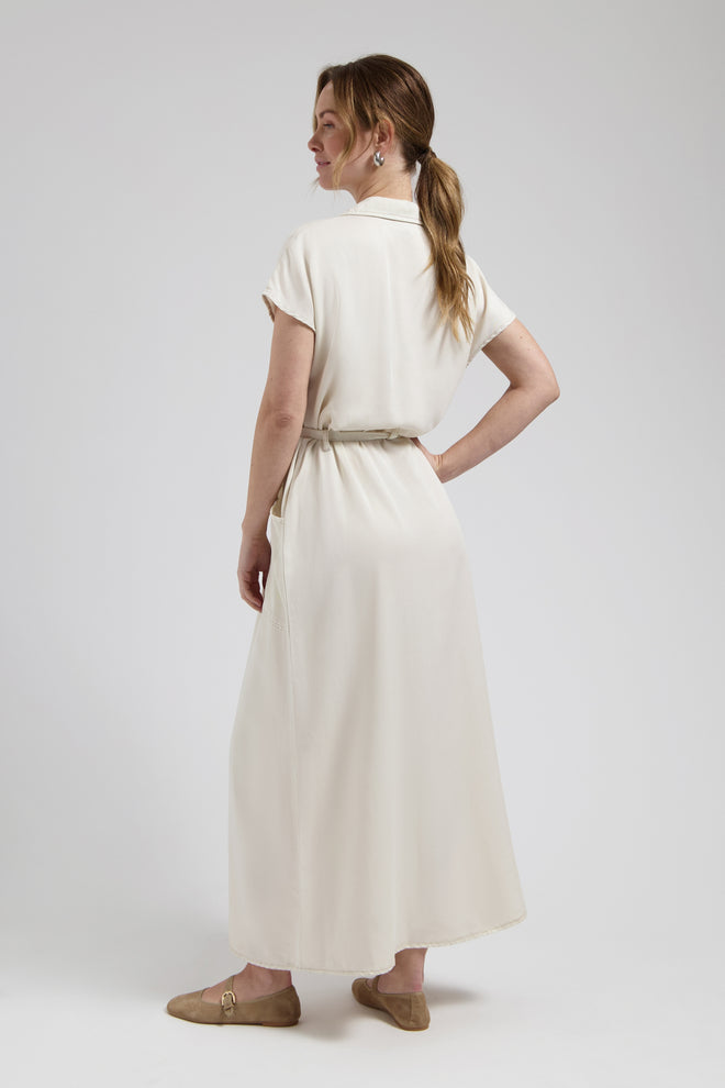 Dina dress Soft white Maxi dress luchtige pasvorm en strikdetail